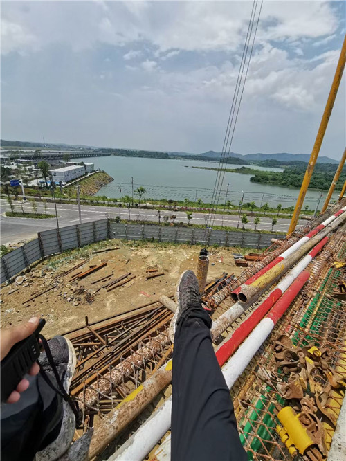 娄星区作业中发生设备损坏或人员意外，责任怎么划分？